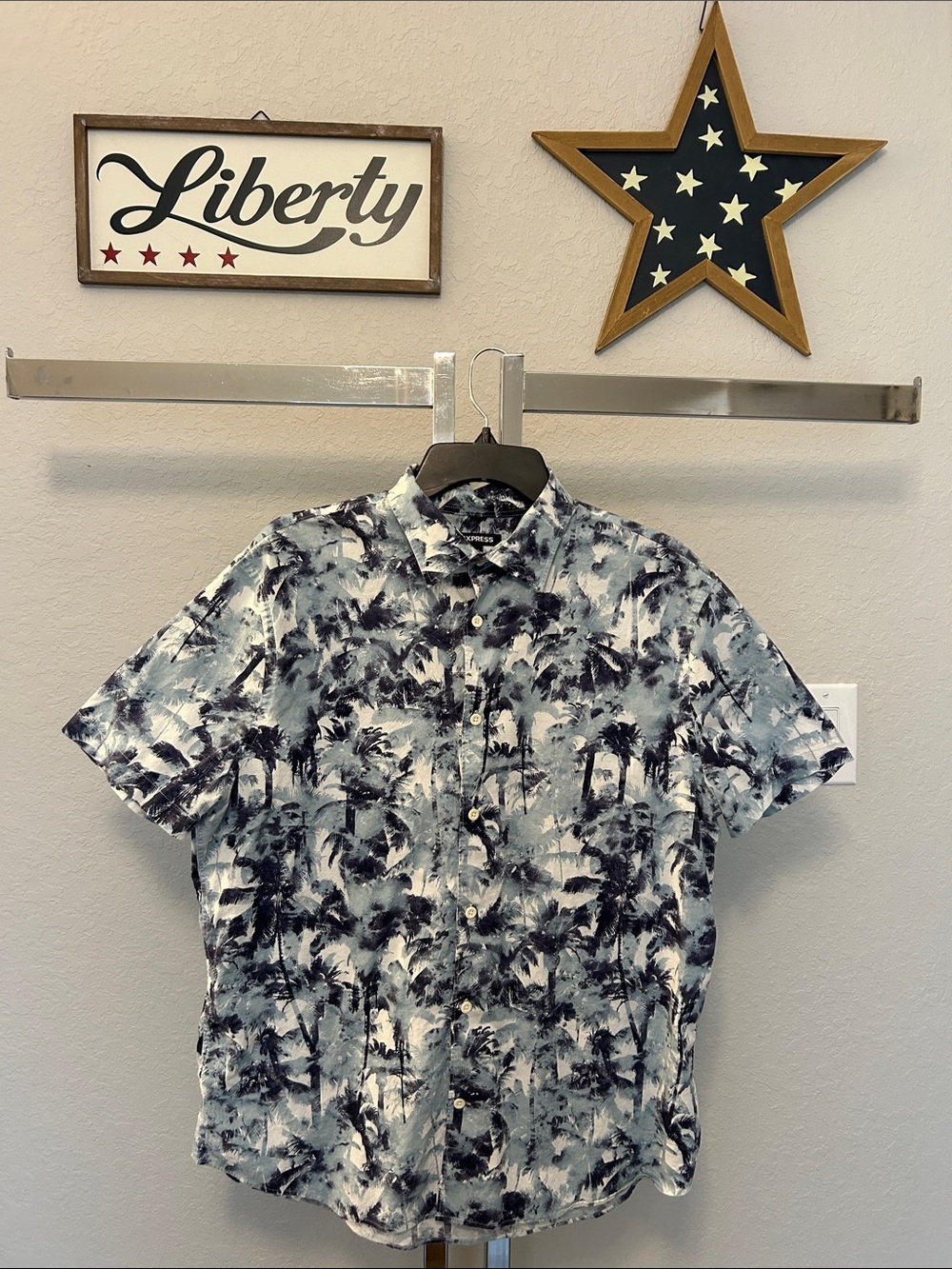 Express Men’s Short-Sleeve Button-Down Shirt Navy Blue & White Palm Print